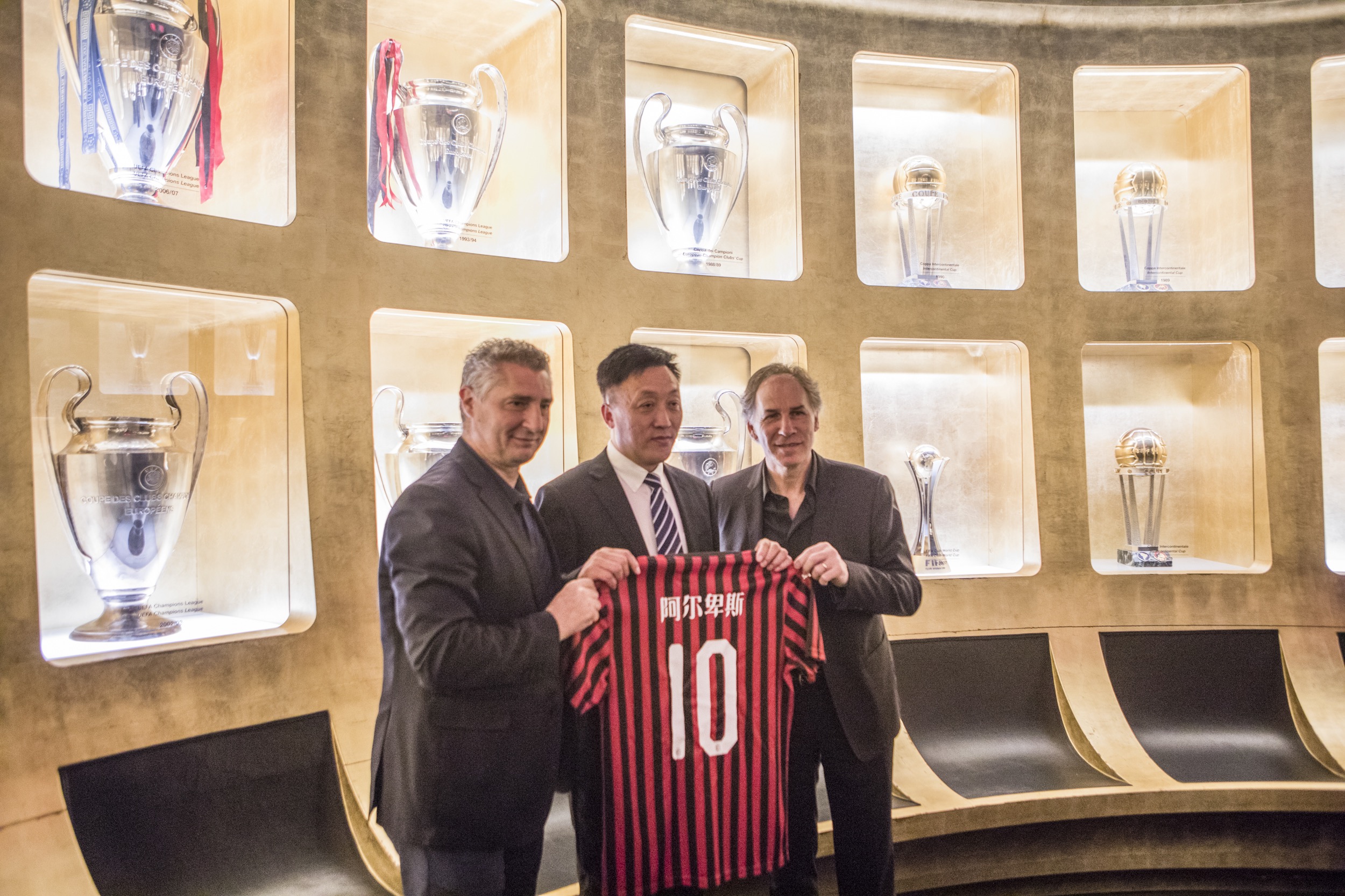 在熊猫杯负伤，记者：蒯纪闻遭遇手掌骨裂（记者：蒯纪闻在熊猫杯赛中手掌骨裂）