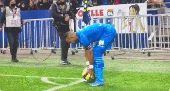 世体：巴萨与格伊谈判降温 双方经济条件差距较大（世界体育报：巴萨与格伊谈判遇冷，双方在薪资待遇上分歧明显）