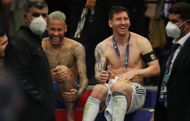 今天是海港足球俱乐部一线队球员武磊的生日，让我们...（海港足球俱乐部一线队球员武磊今日生日，一起送上祝福）