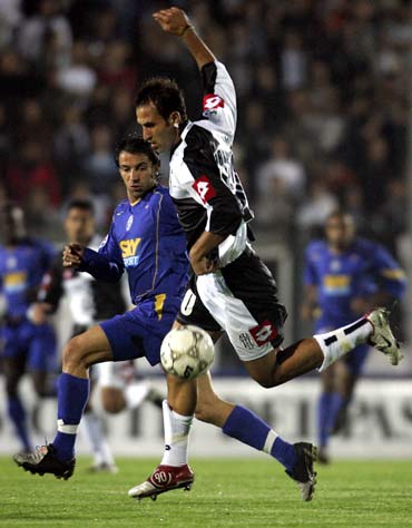 国家德比皇马2-1巴萨5分领跑 近6轮巴萨比皇马多拿9分反超4分（国家德比皇马2-1力克巴萨一度5分领跑，近6轮巴萨净胜9分已反超4分）