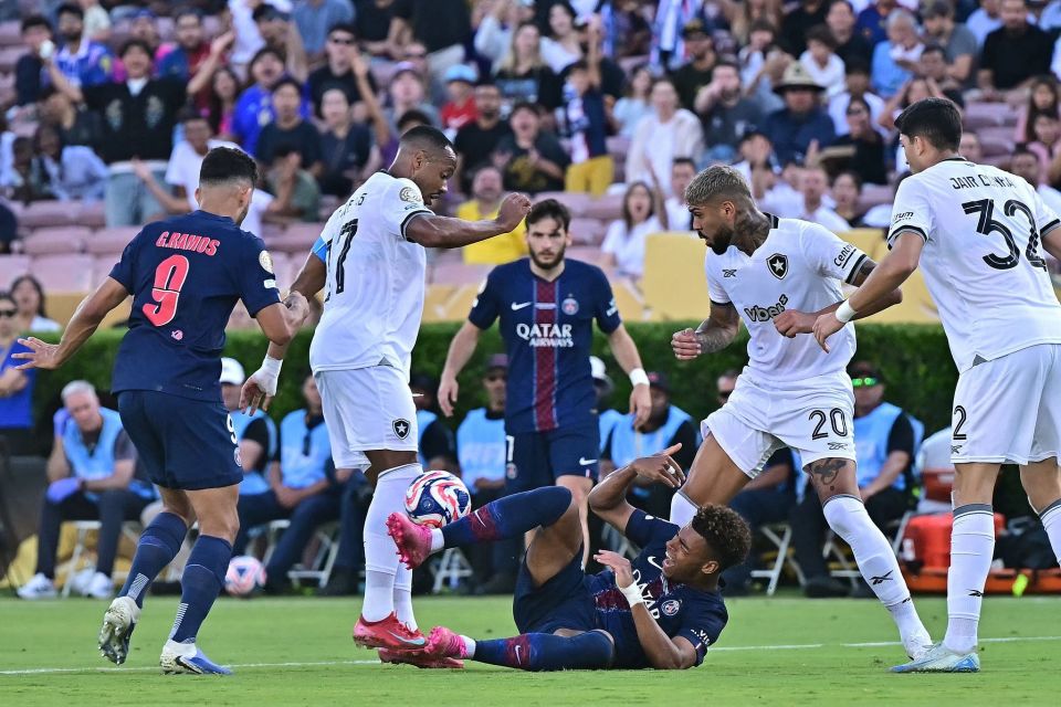 梅西跟前锋比进球、跟中场比助攻！还跟俱乐部比冠军！而且都赢！（梅西进球不输前锋、助攻压过中场，连冠军数也超过诸多俱乐部！）