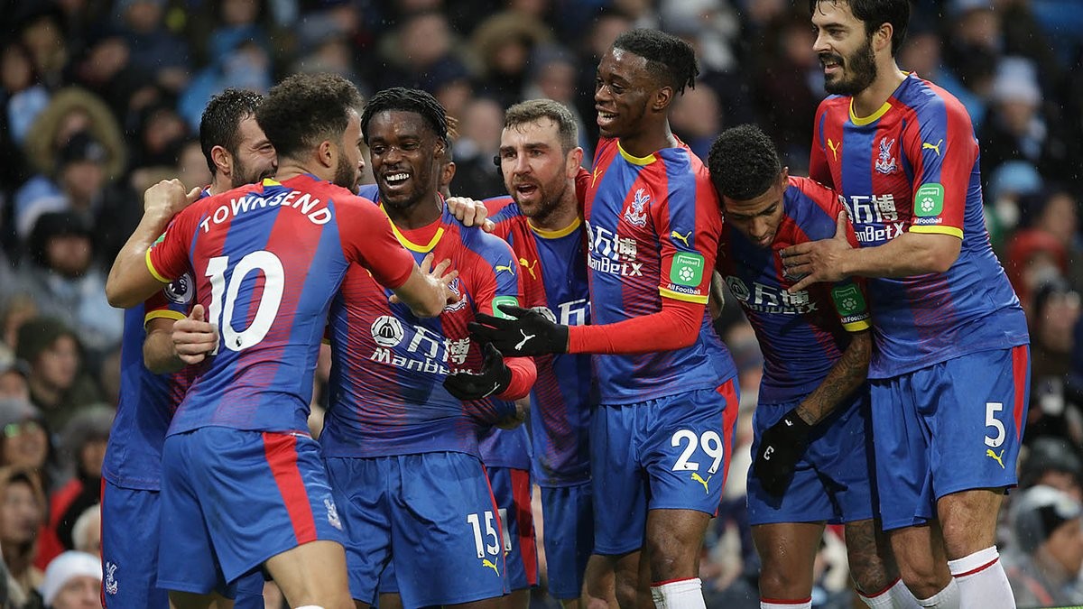 正随巴西在枪手基地训练，维尼修斯与多名阿森纳青训球员合影（随巴西队在阿森纳基地训练，维尼修斯与多名枪手青训球员合影）