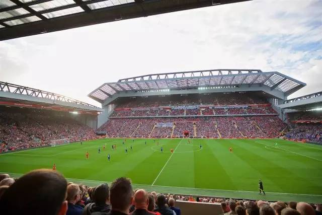 前队友：梅西教会我怎么踢球！有时我还被他怒吼！（前队友：梅西指点我踢法，有时也会对我怒吼）