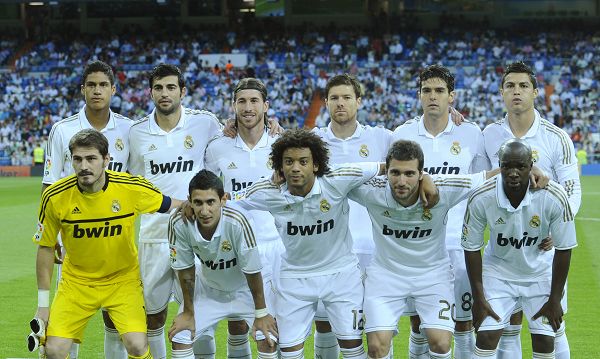 曼城对阵水晶宫，争夺英超争四及争冠席位，双方势均力敌，比赛充满看点。（曼城对决水晶宫：英超争四与争冠焦点战，双方势均力敌看点十足）